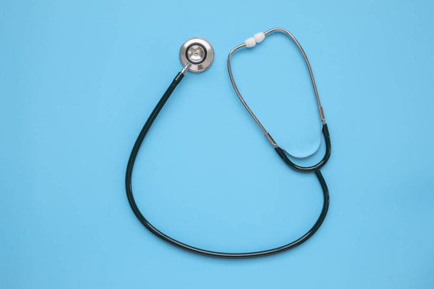 Stethoskop medizinische Geräte auf blauem Hintergrund Gesundheitskonzept - Foto, Bild