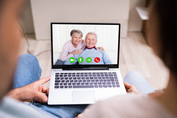 Couple In Video Conference Chat With Parents - Foto, imagen