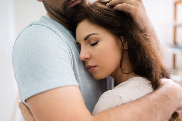 Man Boyfriend Hugging Depressed Woman Girlfriend In Relationship - Foto, imagen