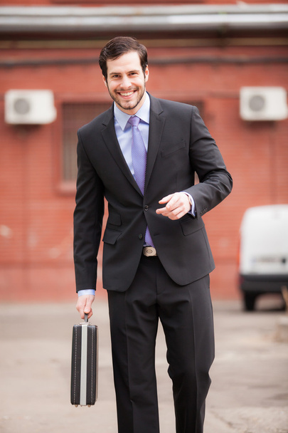 handsome businessman walking - Foto, afbeelding