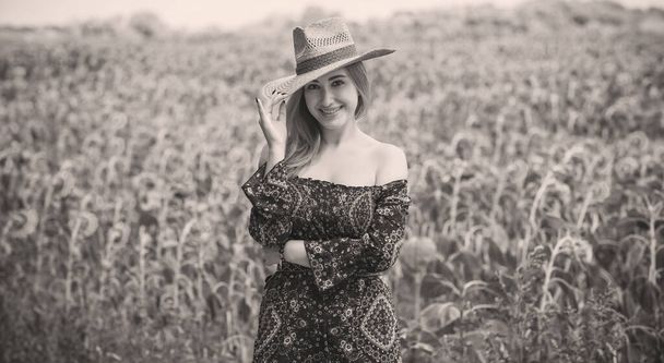 Mulher no campo usar chapéu de palha rústico, vestido de algodão boho, moda das senhoras
 - Foto, Imagem