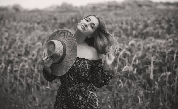 Жінка в польовому одязі сільський солом'яний капелюх, бавовняна сукня Бохо, жіноча мода
 - Фото, зображення
