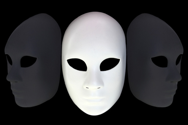 Máscara branca com reflexão sobre fundo preto
 - Foto, Imagem