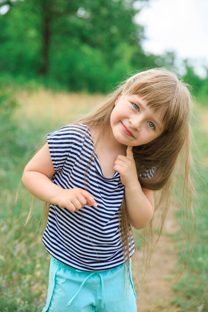 Портрет маленької дівчинки, що тримає руки біля її обличчя
 - Фото, зображення