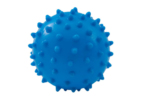 Concepto Coronavirus y COVID-19 con esfera de goma azul con espigas aisladas sobre fondo blanco con recorte de trayectoria de recorte - Foto, imagen