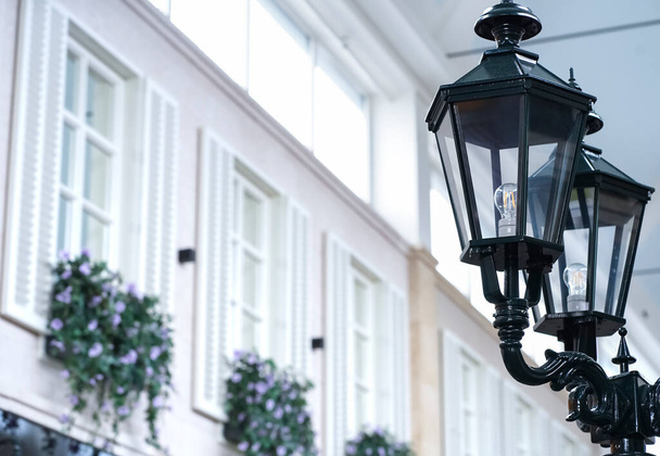 Straßenlaterne mit Lampen im klassischen Stil - Foto, Bild