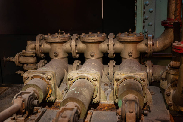 Viejas tuberías oxidadas y engranajes de una fábrica como fondo en Dublín, Irlanda - Foto, imagen