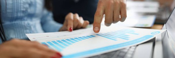 Businessman shows business performance on graph closeup - Фото, изображение