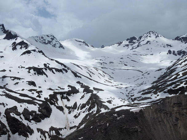 Schöne Sicht auf die Berge im Elbrus-Gebiet. Panorama mit Blick auf den Gipfel des schneebedeckten Berges Cheget. - Foto, Bild