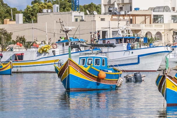 Традиционная лодка Luzzu в гавани Марсашлокк на Мальте
. - Фото, изображение