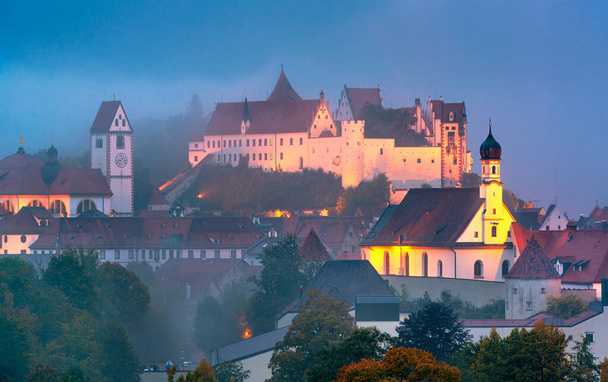 Fussen, Allemagne vieille ville sur la rivière Lech pendant un crépuscule brumeux. - Photo, image