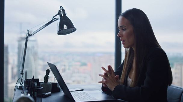 Çekici bir iş kadını ofiste iş ortağıyla görüntülü konuşma yapıyor. - Fotoğraf, Görsel