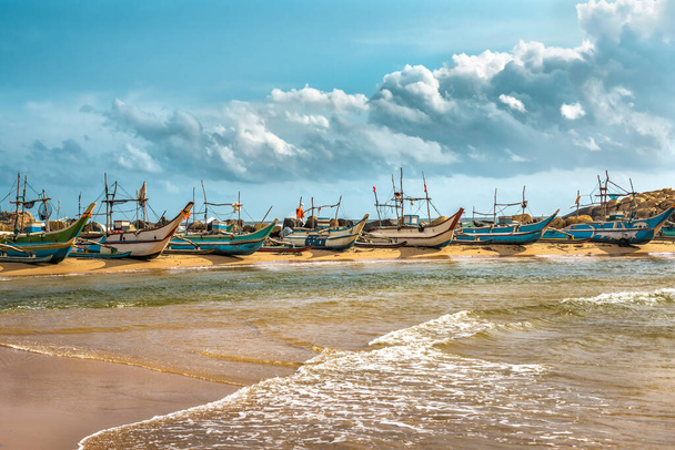 rząd kolorowych łodzi rybackich na Sri Lance - Zdjęcie, obraz