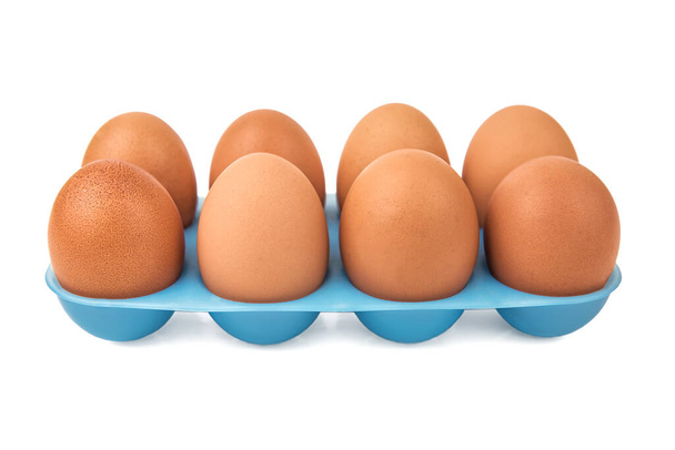 dziesięć jaj w tacce wyizolowanej na białym - Zdjęcie, obraz