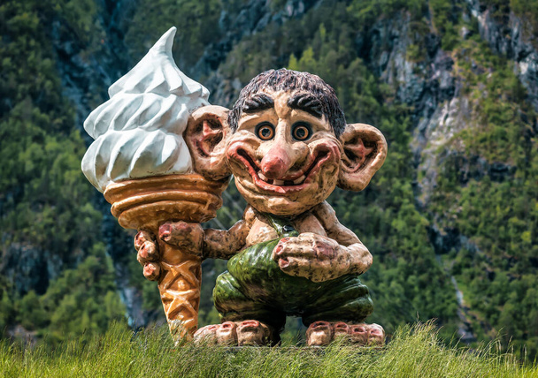 смешной тролль с мороженым в Норвегии - Фото, изображение