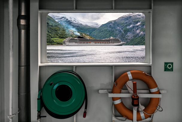 Vista no cruzeiro a partir da janela do barco de ferry. Bóia salva-vidas vermelha - Foto, Imagem