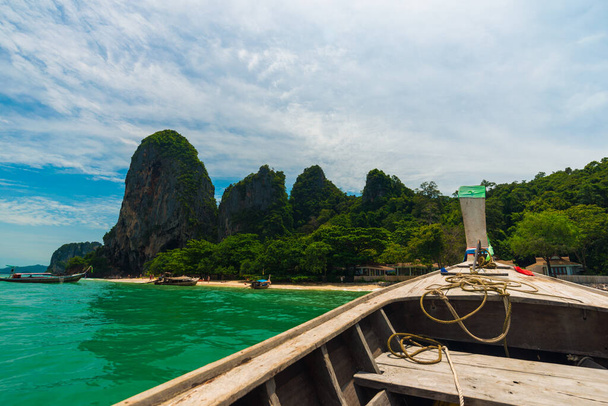 Houten longtail traditie reisboot naar rots eiland Maya baai, Thailand - Foto, afbeelding