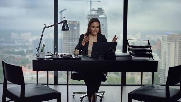 Donna d'affari che parla online tramite videochiamata in ufficio. Donna che utilizza il computer - Foto, immagini