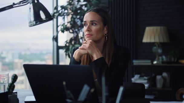 Επιχειρηματίας που κάθεται στο χώρο εργασίας. Γυναίκα διευθυντής που εργάζεται στο τραπέζι στο γραφείο - Φωτογραφία, εικόνα