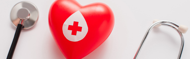 Kırmızı kalp ve steteskop beyaz, kan bağışı konsepti - Fotoğraf, Görsel