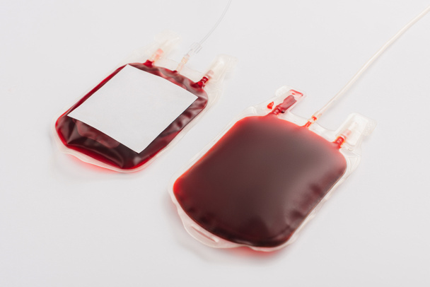 paquetes de donación de sangre con etiqueta en blanco sobre fondo blanco - Foto, Imagen