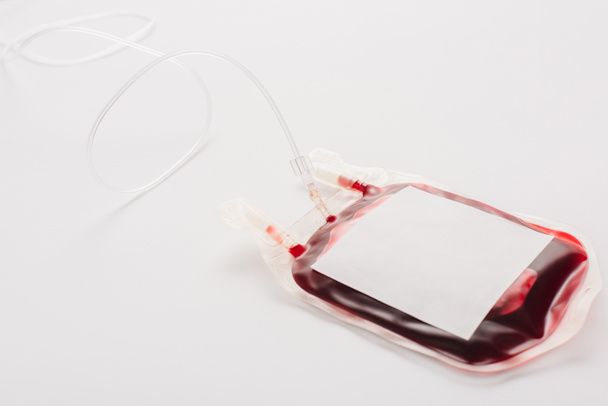 verenluovutuspakkaus, jossa on tyhjä etiketti valkoisella pohjalla - Valokuva, kuva
