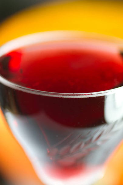 Closeup of a glass of red wine - Foto, Bild
