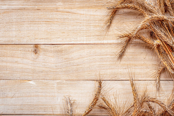 Жирна трава. Цілий, ячмінь, урожай пшениці. Пшеничне вухо або житні шипи рослини на дерев'яній текстурі або коричневий натуральний органічний фон, для хлібного борошна. Елемент дизайну
 - Фото, зображення
