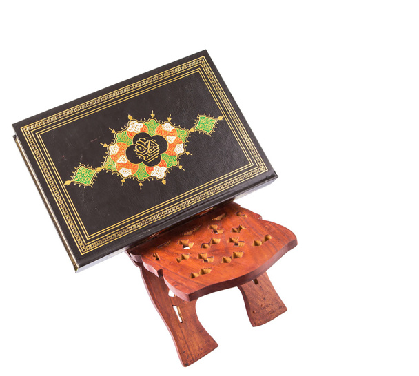 O Alcorão Sagrado em um livro de madeira
 - Foto, Imagem