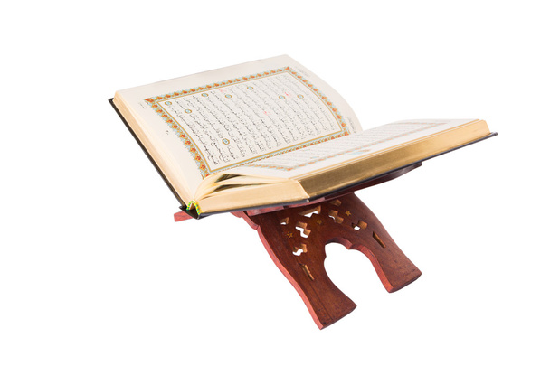 Священный Коран на деревянной книге
 - Фото, изображение
