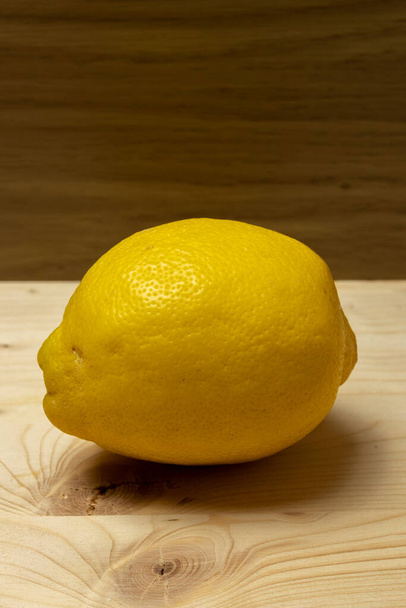 los limones en la mesa en el cocinero - Foto, Imagen