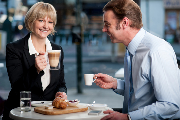 Corporate mensen roosteren koffie in café - Foto, afbeelding
