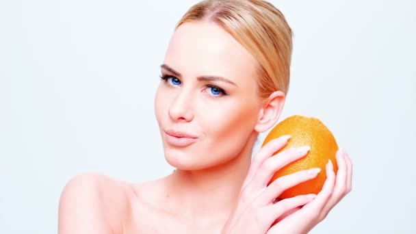 Kız holding turuncu meyve - Video, Çekim