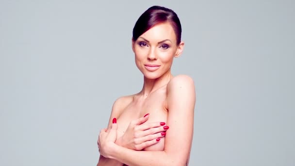 Model bedeckt ihre Brüste - Filmmaterial, Video