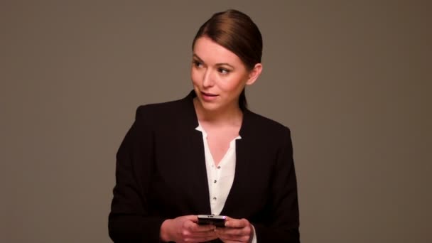 Mulher de negócios digitando em seu telefone móvel
 - Filmagem, Vídeo