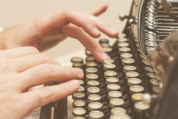 Mani sulla vecchia macchina da scrivere
 - Foto, immagini