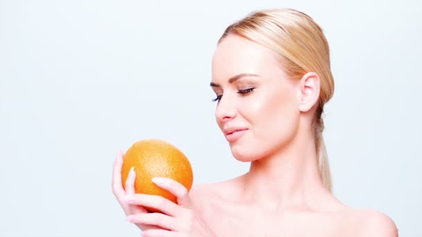 Menina segurando frutas de laranja
 - Filmagem, Vídeo