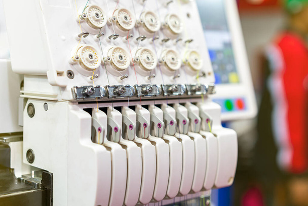 産業用繊維衣料品製造プロセスのための現代&自動ハイテクマルチ針縫製または刺繍機の張力アッシースレッド調整 - 写真・画像