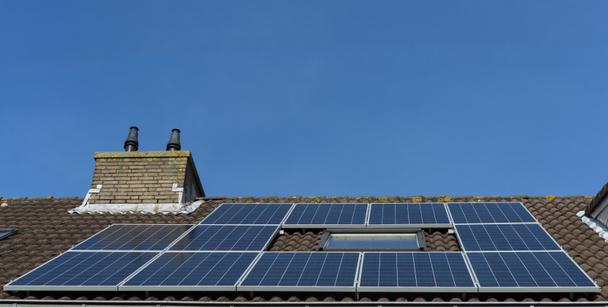 çatı güneş panelleri ile - Fotoğraf, Görsel