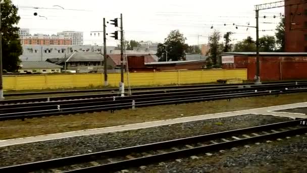 Kilátás a Baltiysky pályaudvart elhagyó vonat ablakán keresztül Szentpéterváron, Oroszországban, 2019. szeptember - Felvétel, videó