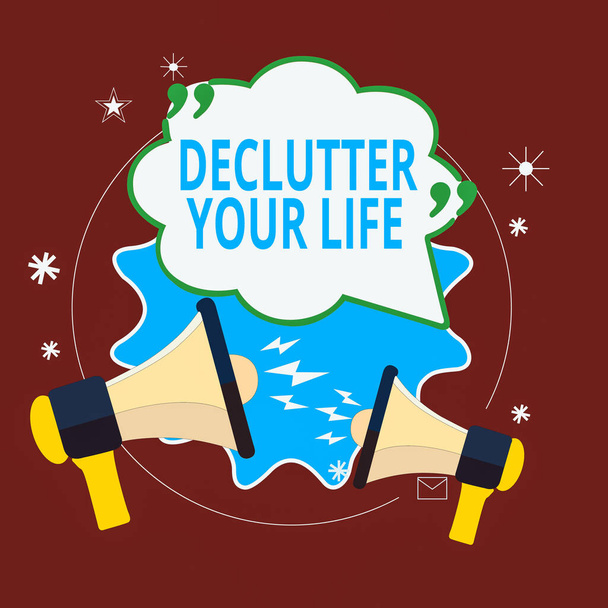 単語の執筆テキストはあなたの生命をDeclutter 。生活の中で余分なものや情報を排除するためのビジネスコンセプト引用符で空白のスピーチバブル2メガホン叫びと議論. - 写真・画像