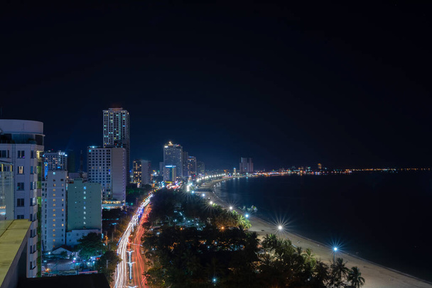 屋根から街への夜景と海の堤防、 Nha Trangベトナム - 写真・画像