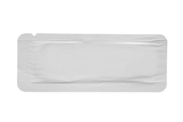 Пустая упаковка белого саше для пищевой косметики и лекарств на белом фоне - Фото, изображение