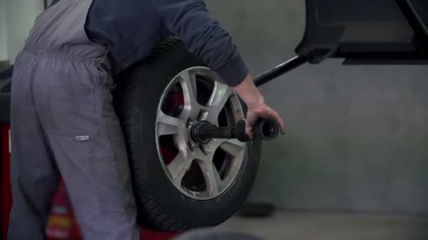 Mecánico automático cambiando un neumático
 - Metraje, vídeo