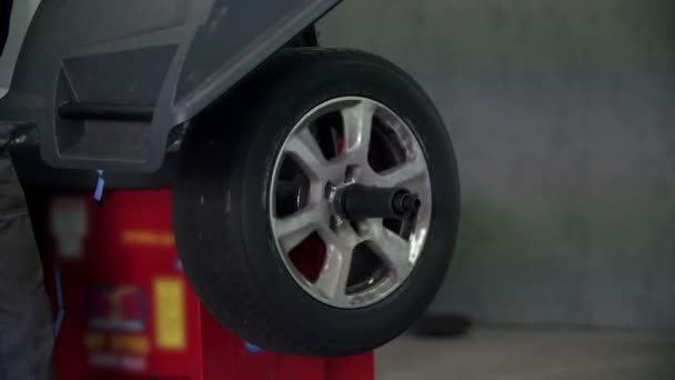 El neumático está rodando en un poste de hierro
 - Imágenes, Vídeo