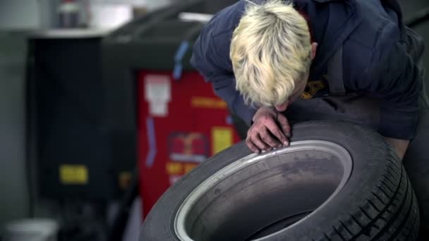 automechanik v kontrola pneumatik - Záběry, video