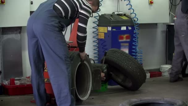 Vulkanisator richtet den Reifen auf - Filmmaterial, Video