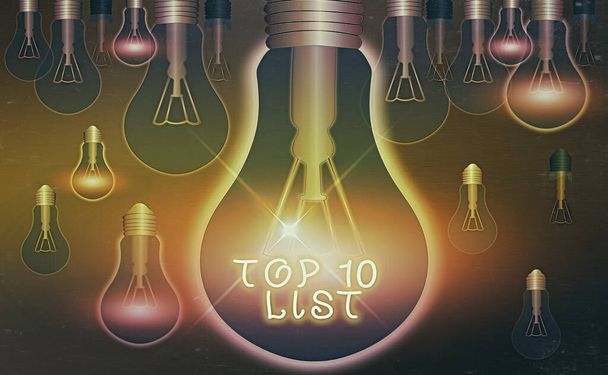 Wortschreibtext Top 10 Liste. Geschäftskonzept für die zehn wichtigsten oder erfolgreichsten Artikel in einer bestimmten Liste Realistische farbige Vintage-Glühbirnen, Ideenschild-Lösungskonzept. - Foto, Bild