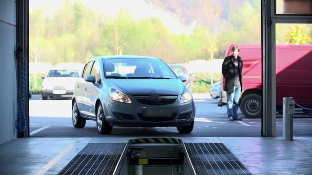 Parkowanie samochodu w warsztacie sprawdzanie potencjalnych awarii w slo-mo - Materiał filmowy, wideo