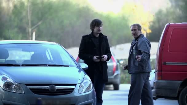 πελάτης δίνει τα κλειδιά του αυτοκινήτου να μηχανικός αυτοκινήτων σε αργή κίνηση - Πλάνα, βίντεο